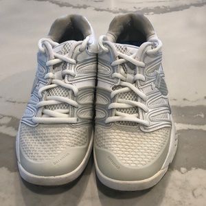 Tennis shoes. Like new  size 6